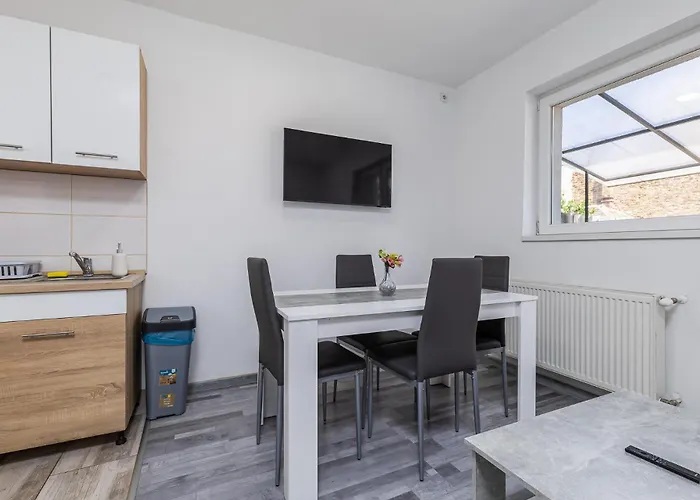 בית הארחה Venus Apartments - Mira Nest 3*